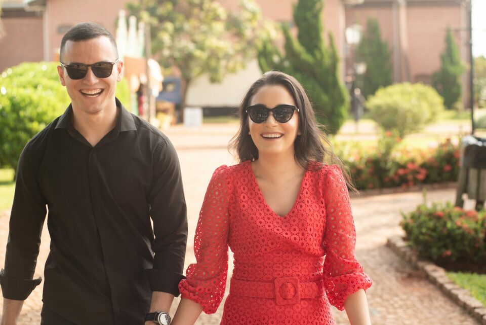 "Um Conto de Amor em Cores Vibrantes: Ensaio Pré-Wedding de Ellen e Jhonatas em Holambra"