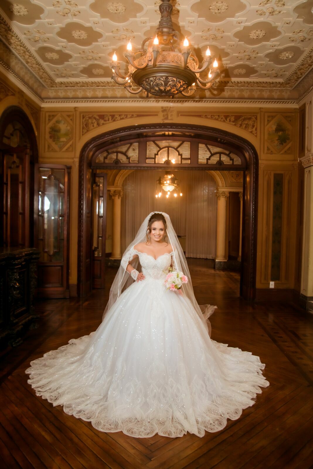 Foto Guia Completo para Escolher o Penteado e a Maquiagem Perfeitos para Noivas - Imagem 1