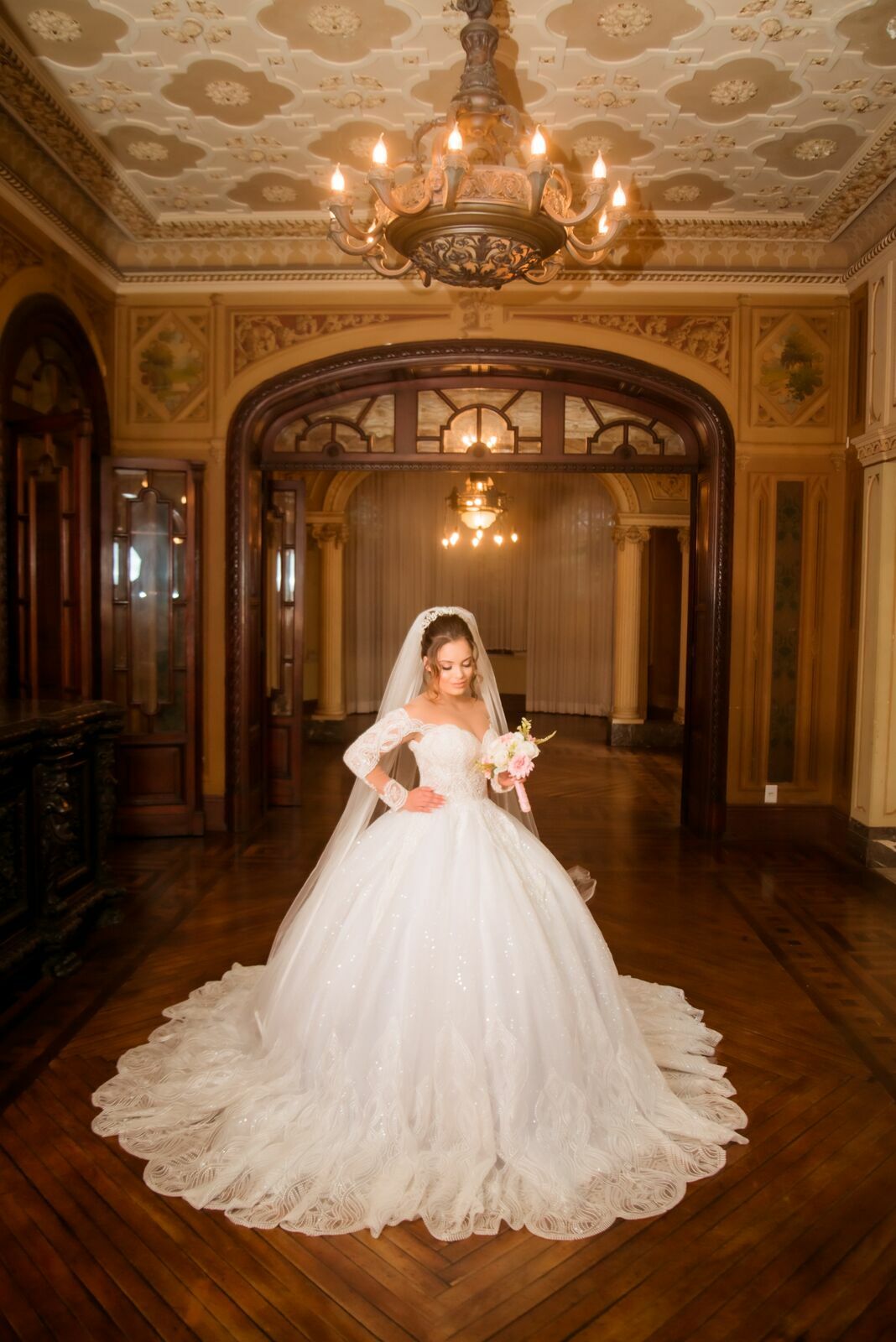 Foto Guia Completo para Escolher o Penteado e a Maquiagem Perfeitos para Noivas - Imagem 4