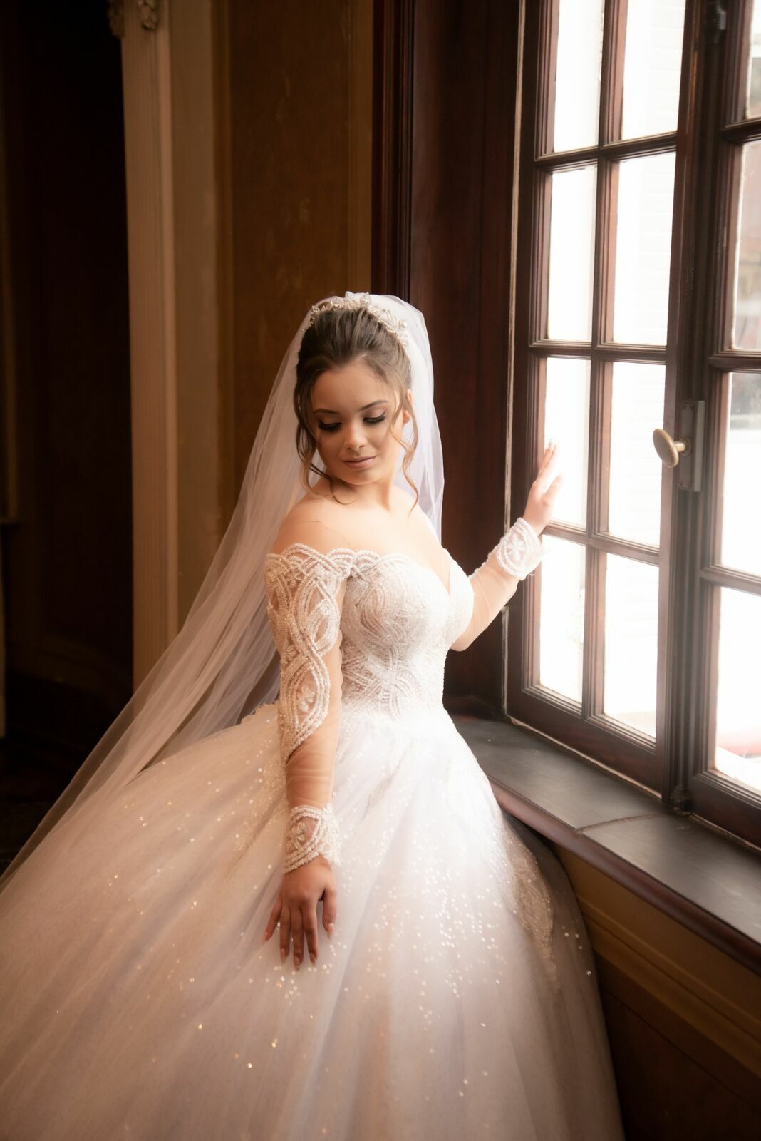 Foto Guia Completo para Escolher o Penteado e a Maquiagem Perfeitos para Noivas - Imagem 17