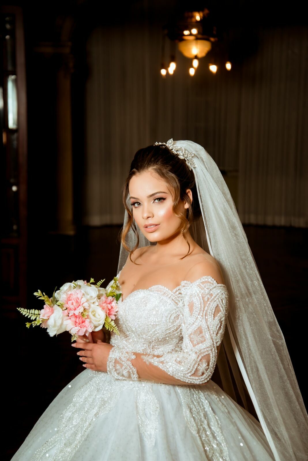 Foto Guia Completo para Escolher o Penteado e a Maquiagem Perfeitos para Noivas - Imagem 7