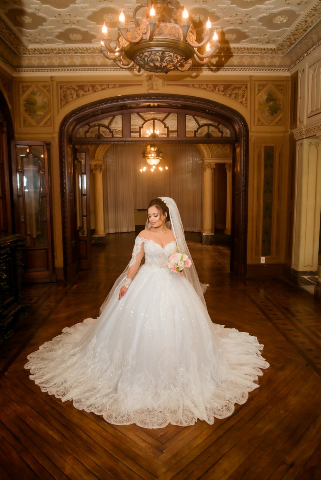 Foto Guia Completo para Escolher o Penteado e a Maquiagem Perfeitos para Noivas - Imagem 2