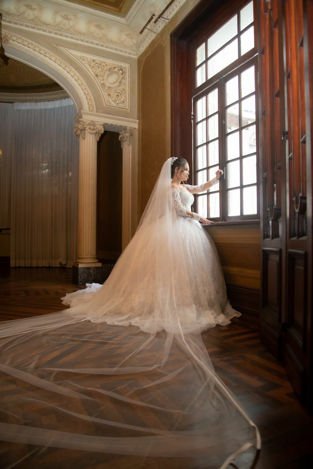 Foto Guia Completo para Escolher o Penteado e a Maquiagem Perfeitos para Noivas - Imagem 19