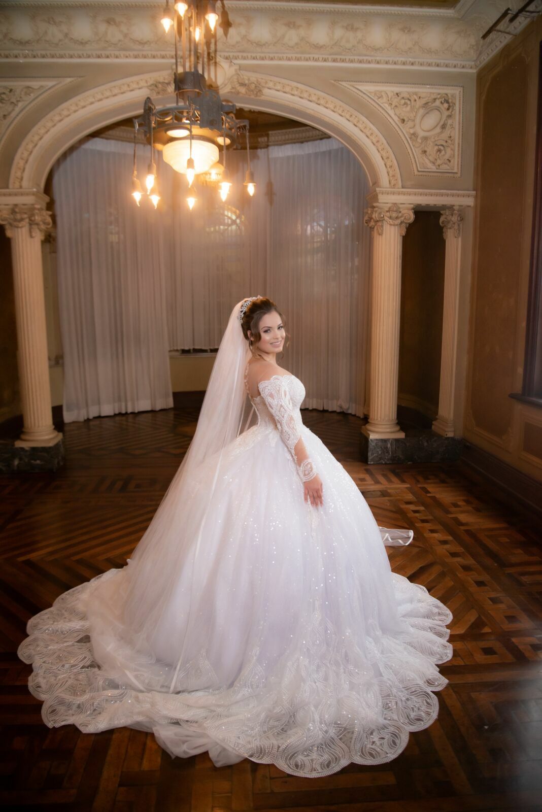 Foto Guia Completo para Escolher o Penteado e a Maquiagem Perfeitos para Noivas - Imagem 13