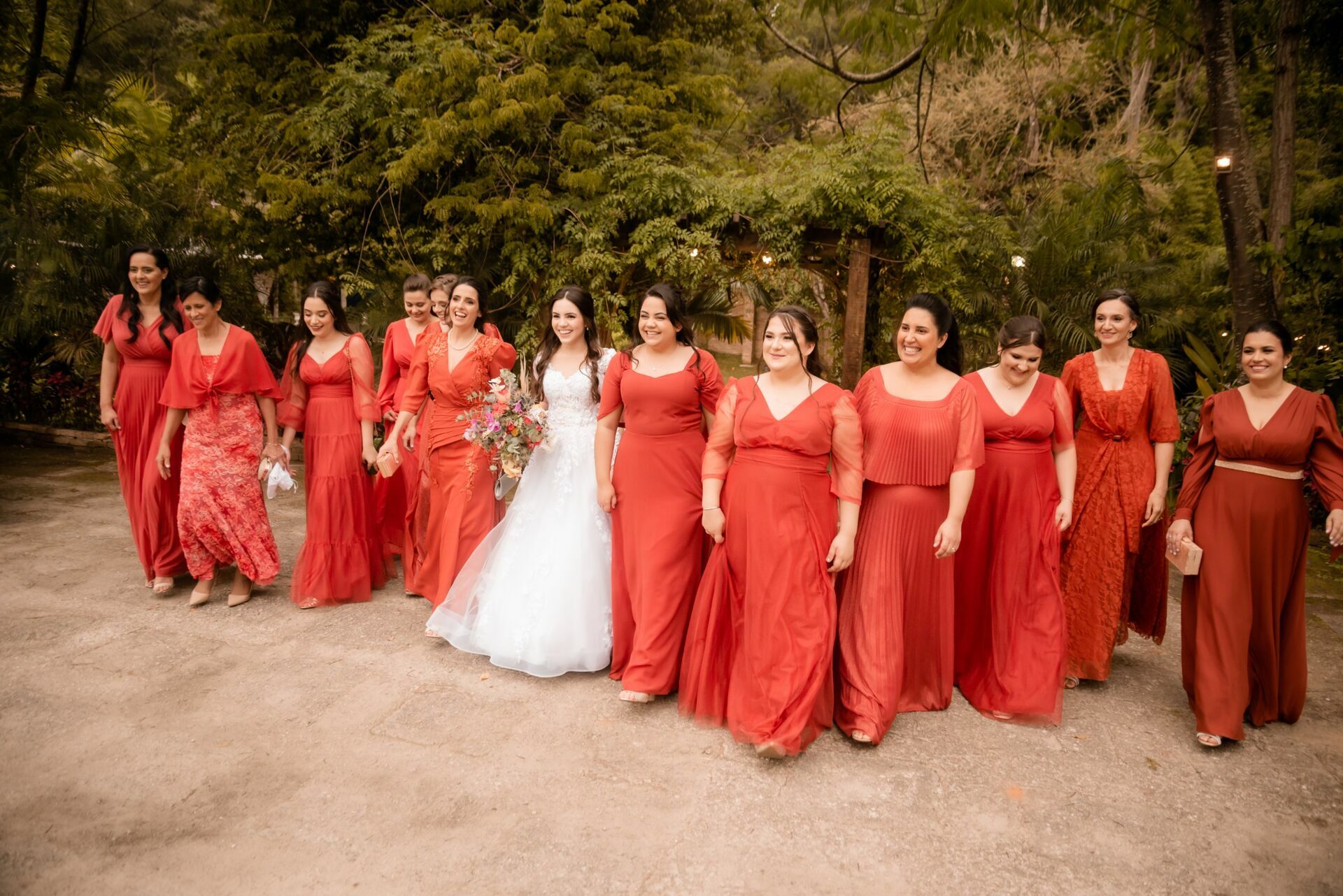 Foto O Papel Especial da Madrinha de Casamento: Amizade e Celebração Inesquecível - Imagem 2